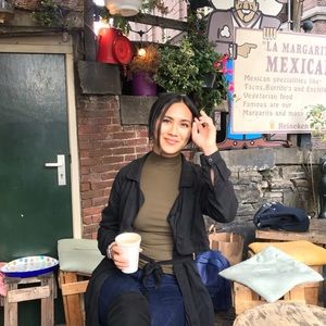 Meet your Posher, Tia-channell